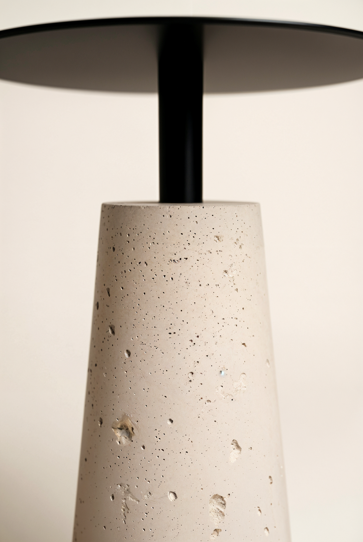 Table d’appoint en béton — studio