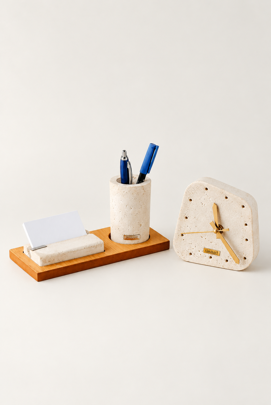 Horloge Ora en béton GFRC Palette de couleurs — horloge et accessoires de bureau blancs — fond blanc cassé