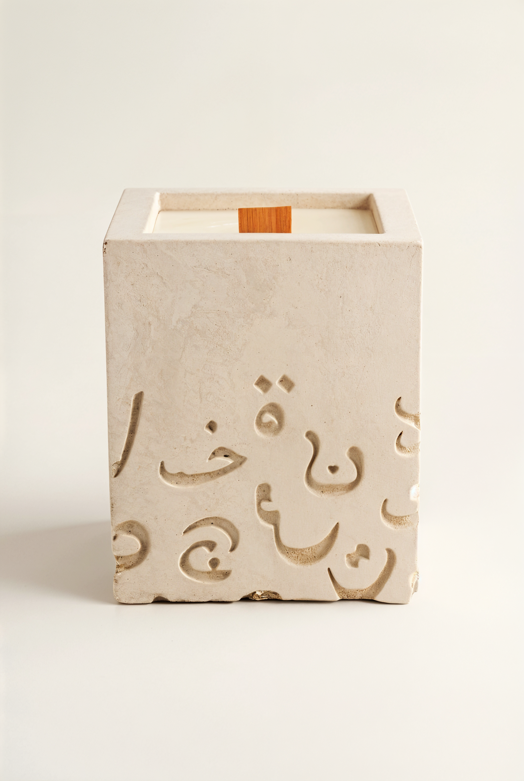 Bougie Huruf en cire de soja parfumée — studio