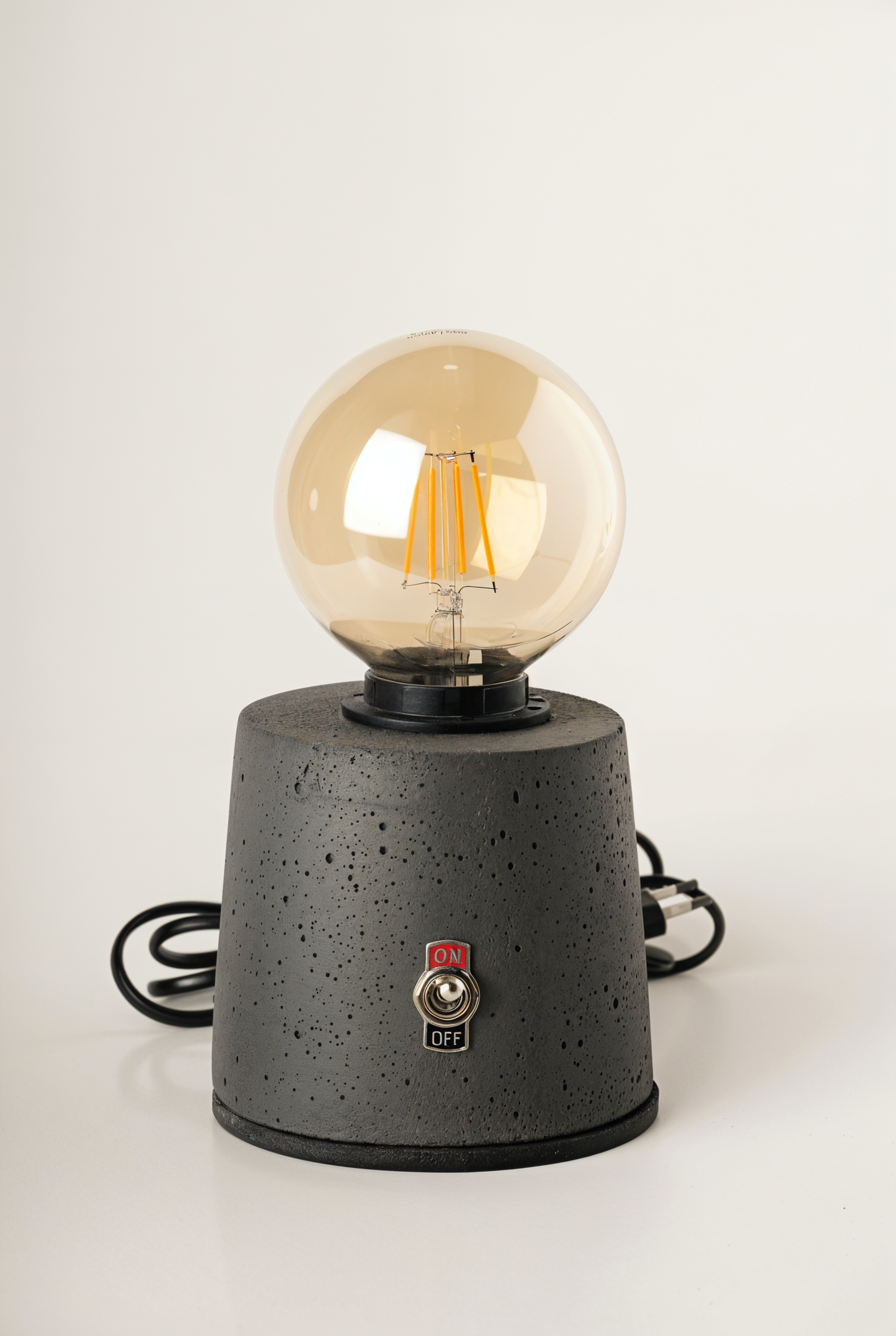 Dhaweya Lampe à poser en beton GFRC — studio
