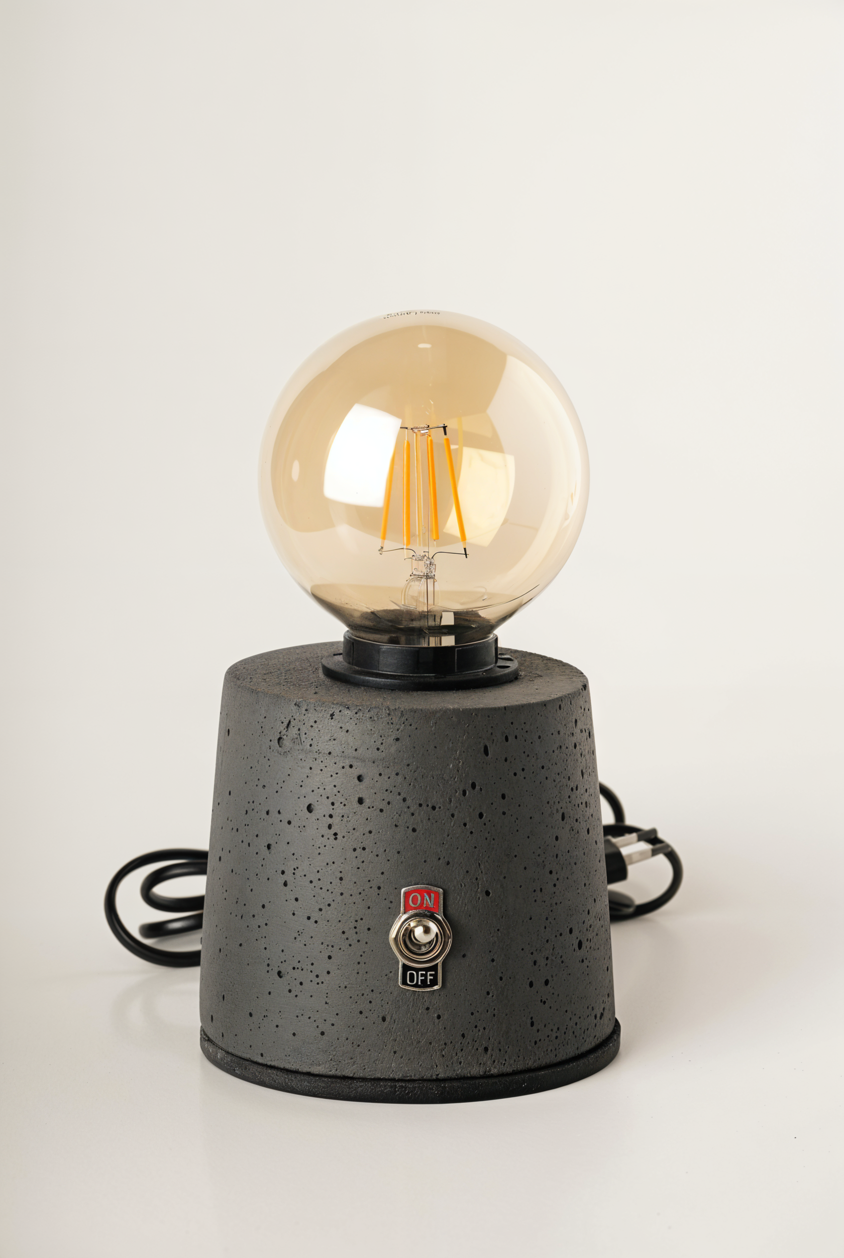 Dhaweya Lampe à poser en beton GFRC — studio