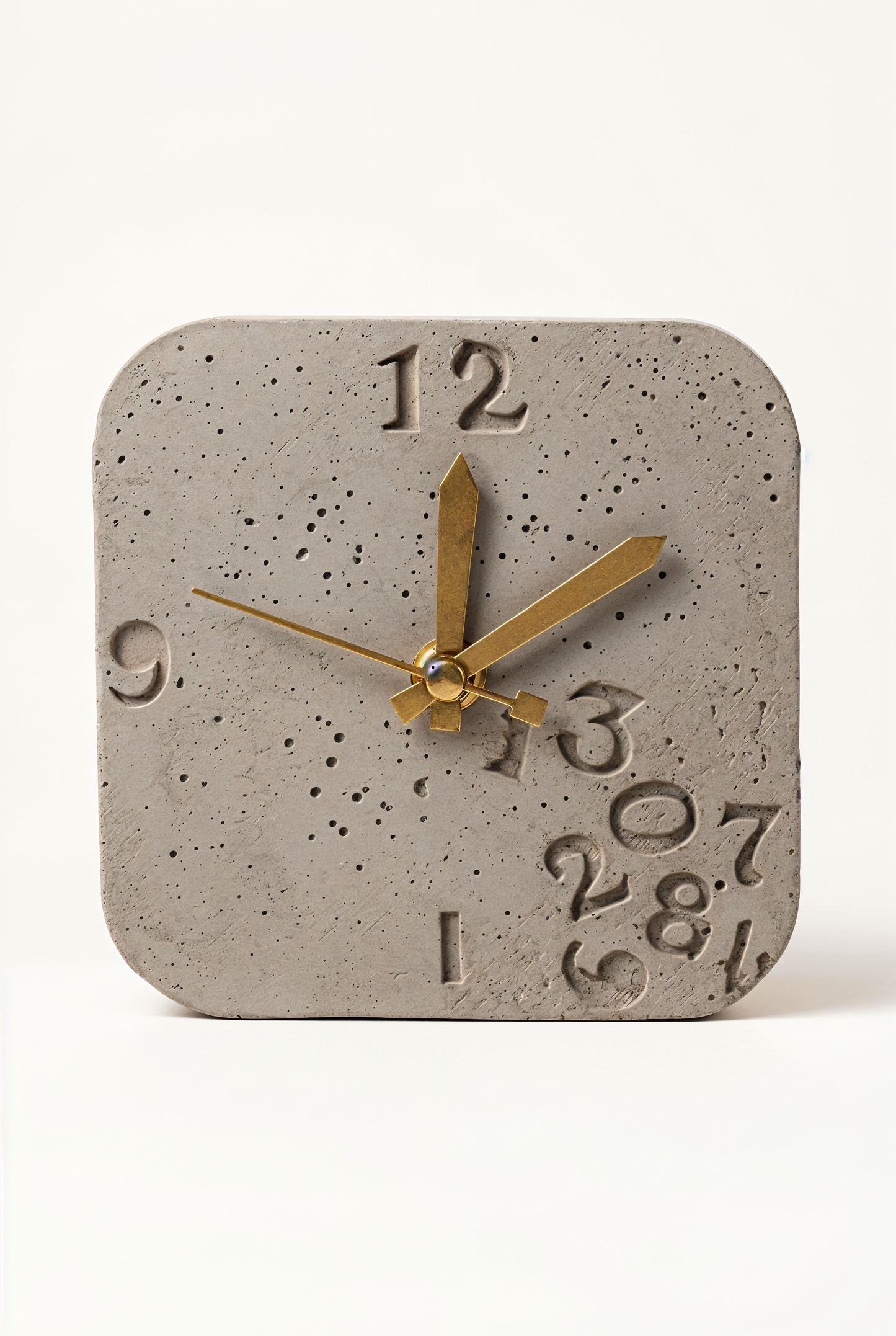 Horloge à poser design moderne en béton – Huruf — studio