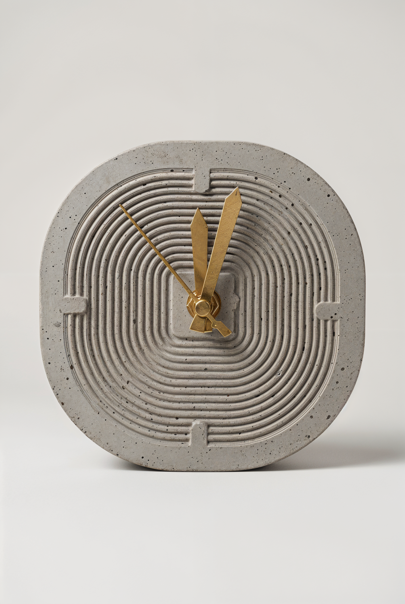 Horloge à poser Dune en beton GRFC — studio