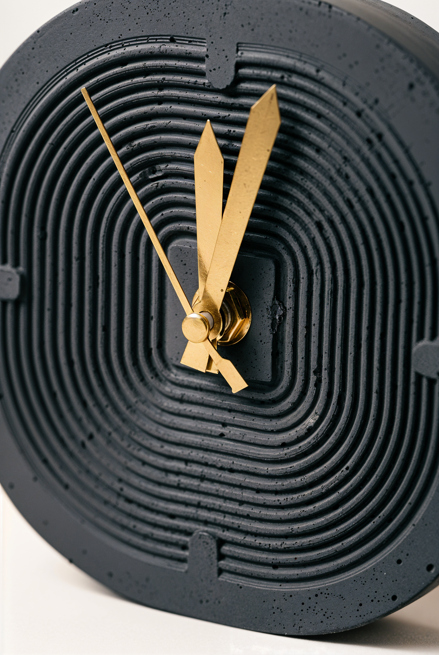 Horloge à poser Dune en beton GRFC — studio