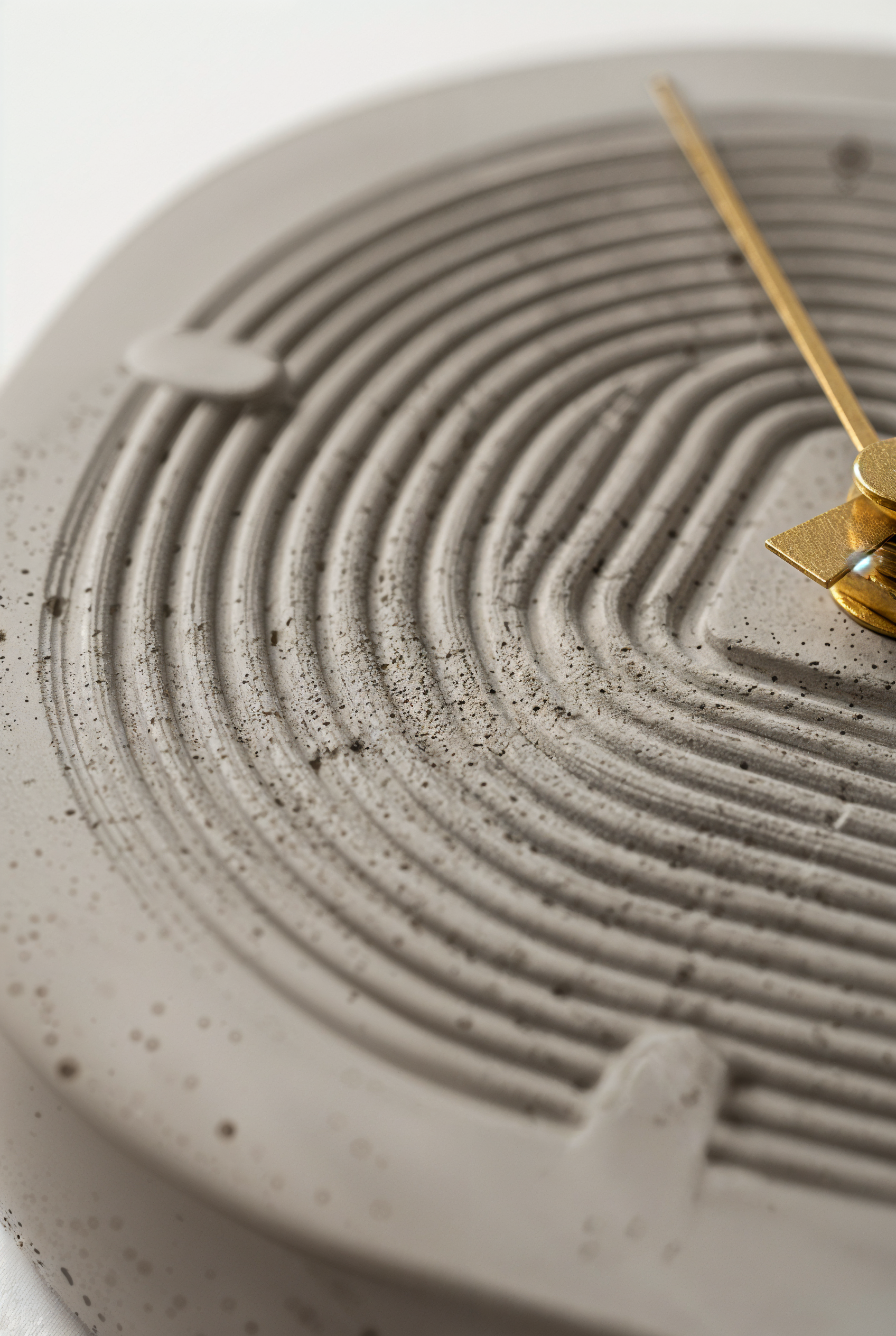 Horloge à poser Dune en beton GRFC — studio