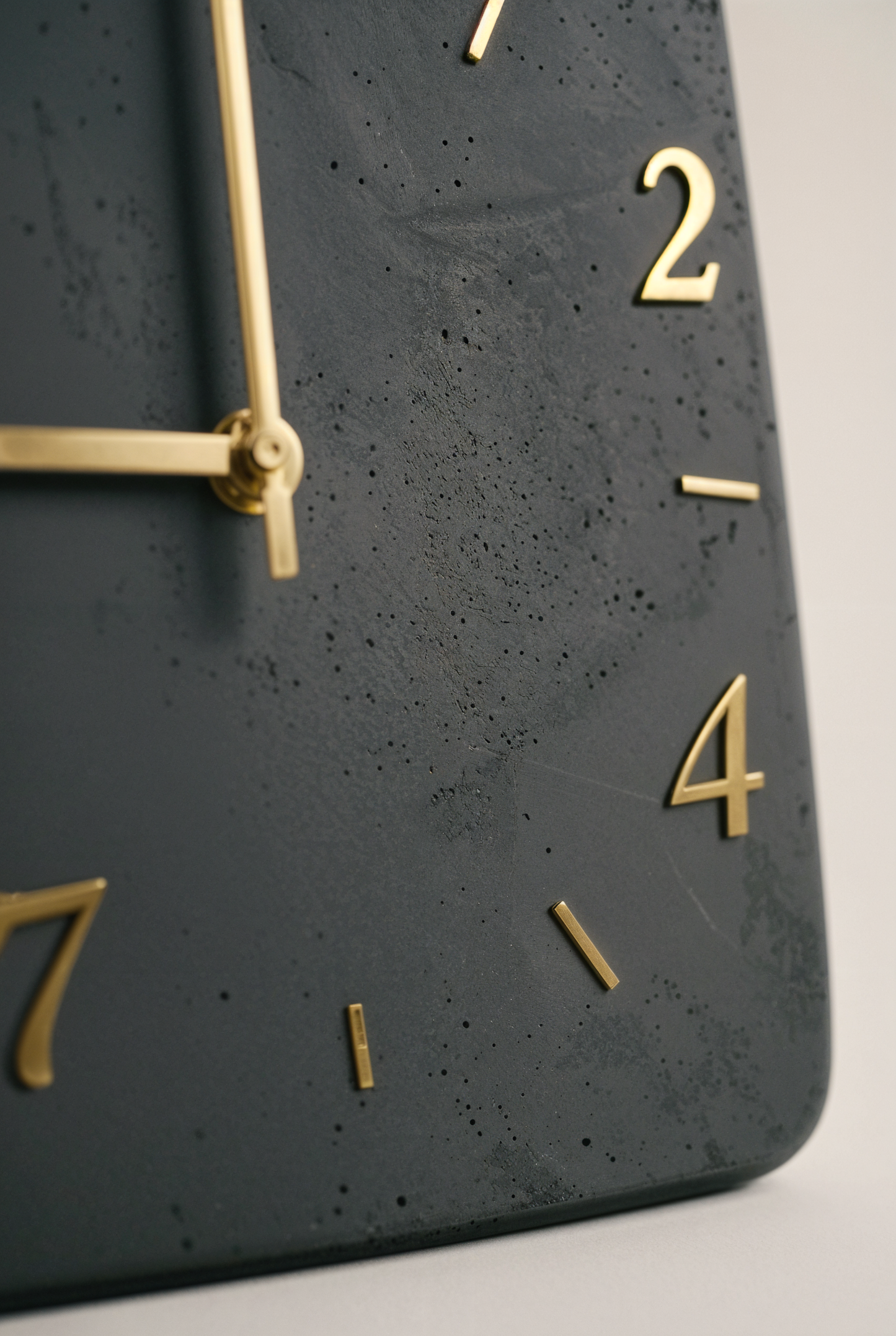 Horloge à poser en béton GFRC. — studio