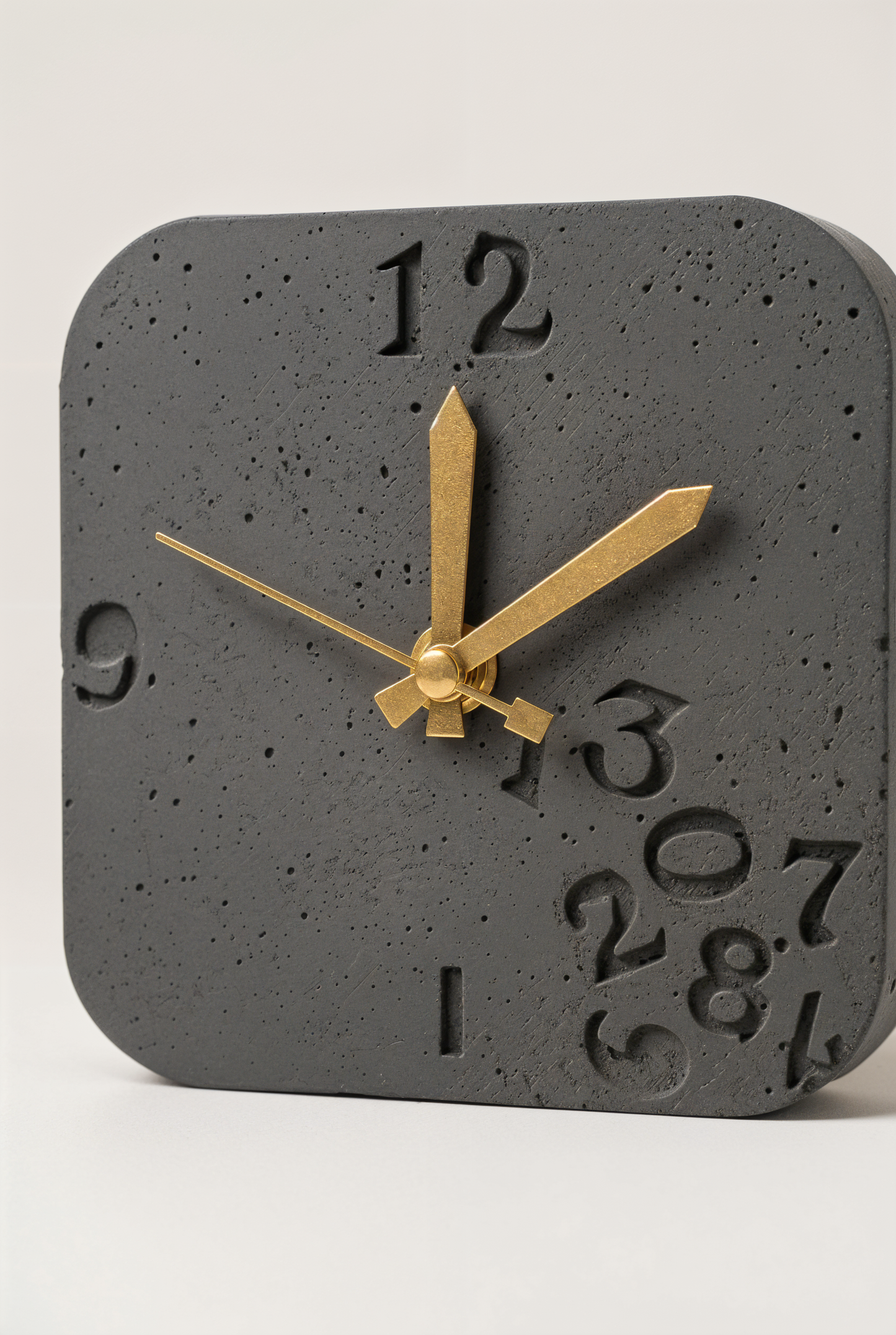 Horloge à poser design moderne en béton – Huruf — studio