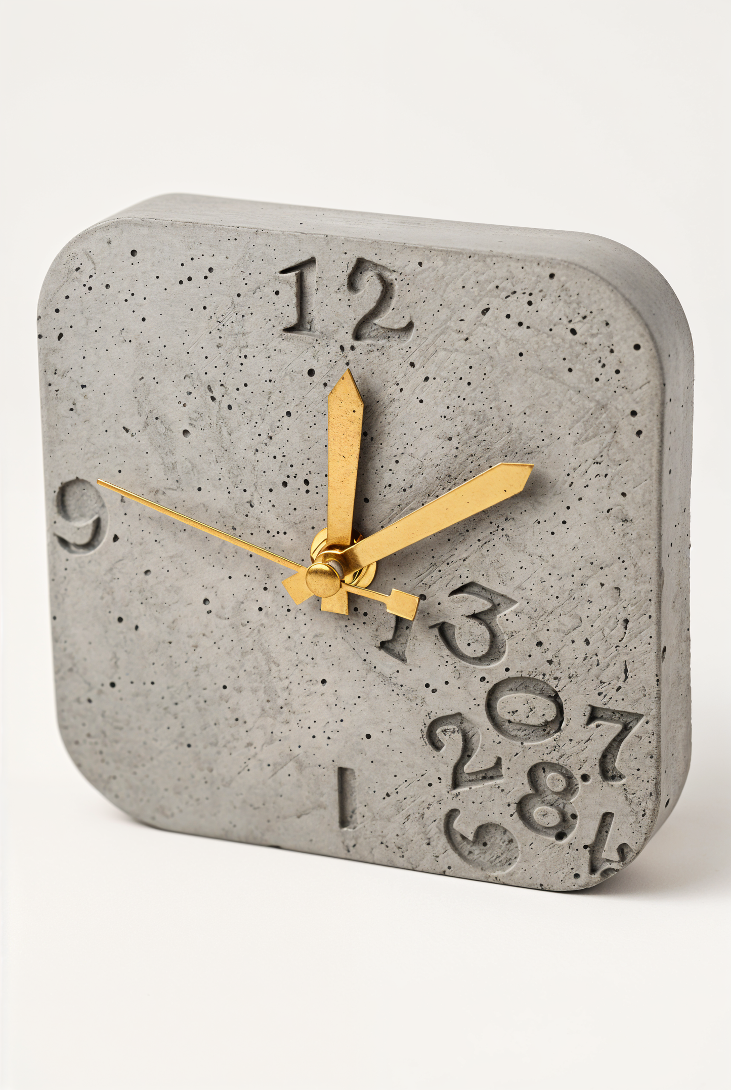 Horloge à poser design moderne en béton – Huruf — studio