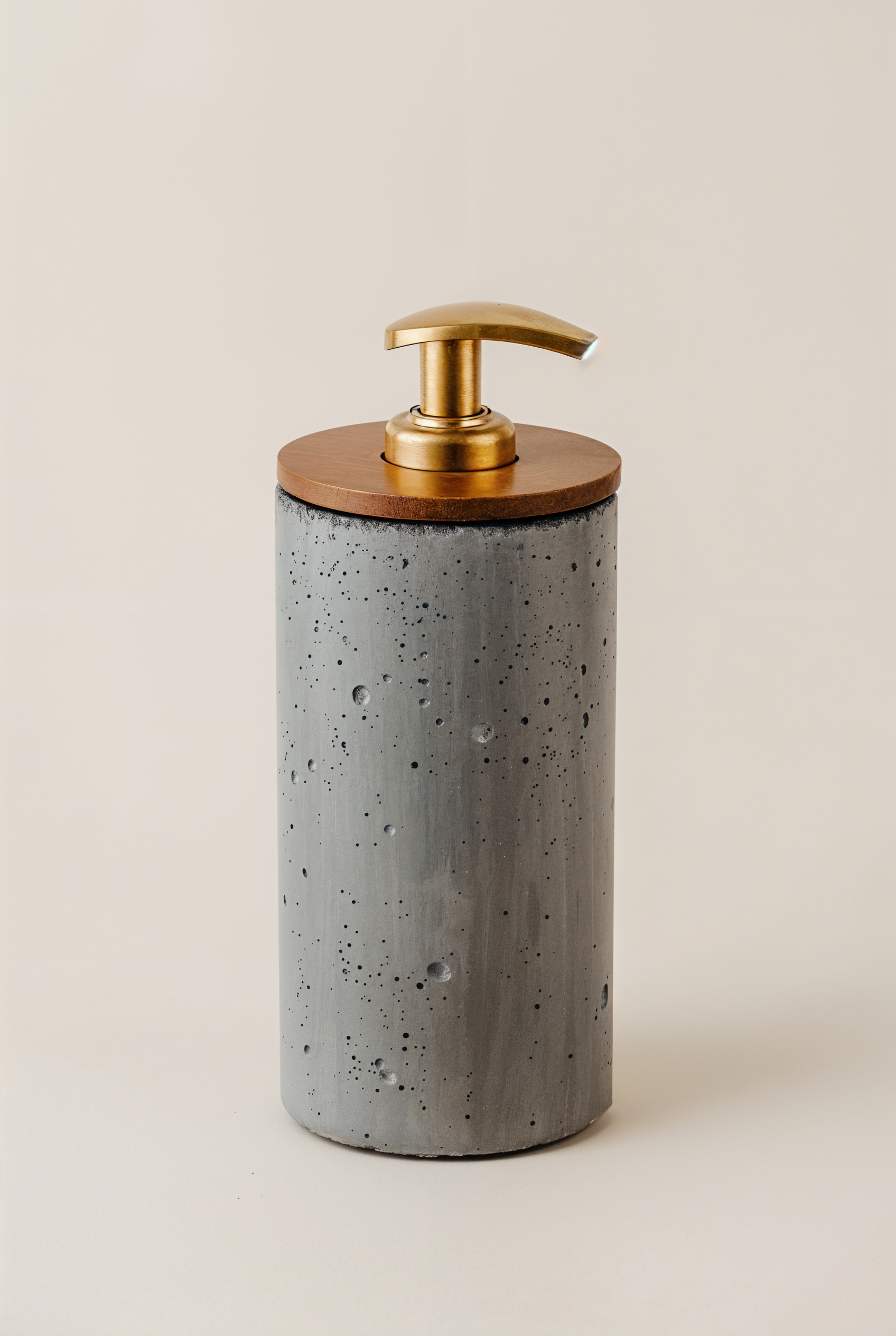 Distributeur Savon Liquide en béton — studio