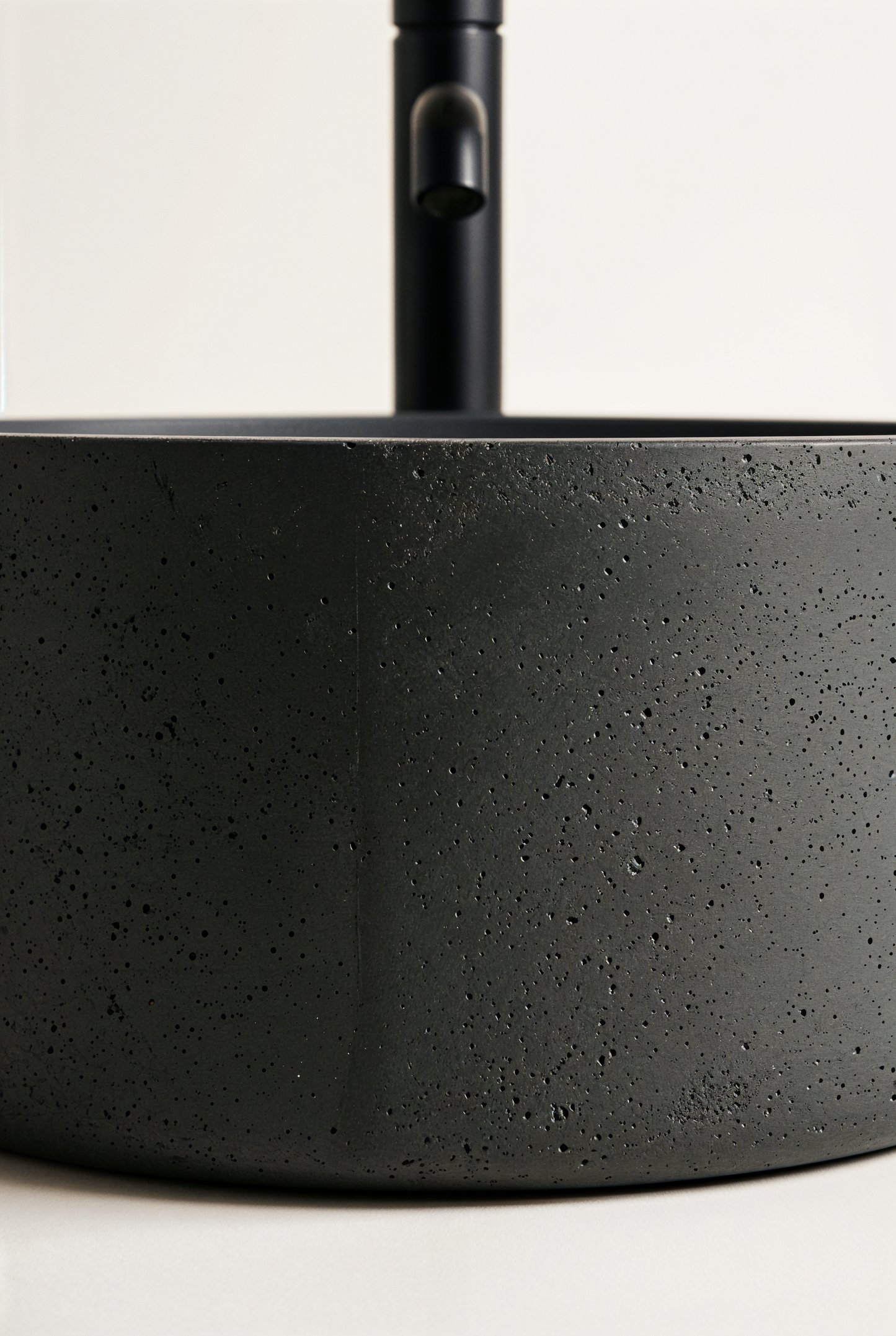 Vasque Cylia minimaliste en béton GFRC — studio