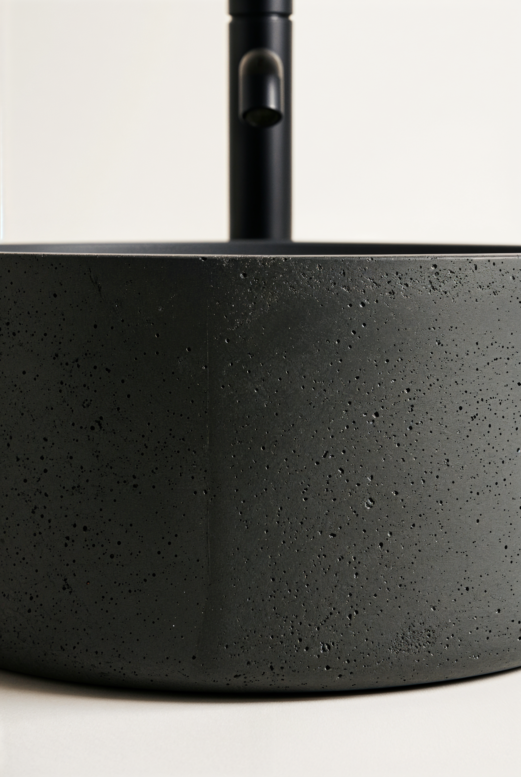 Vasque Cylia minimaliste en béton GFRC — studio