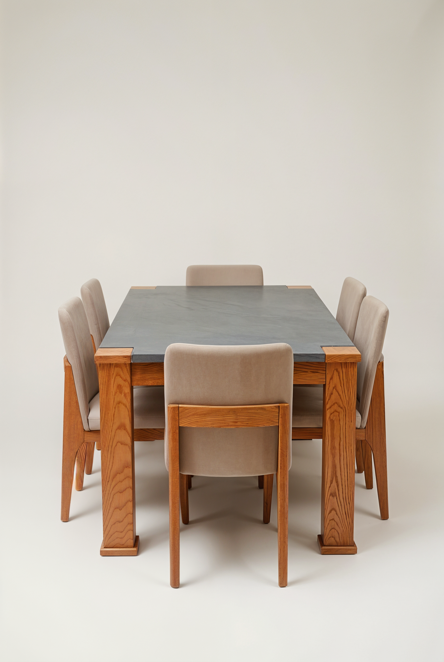 Table Daphné en beton et piètement en bois — studio