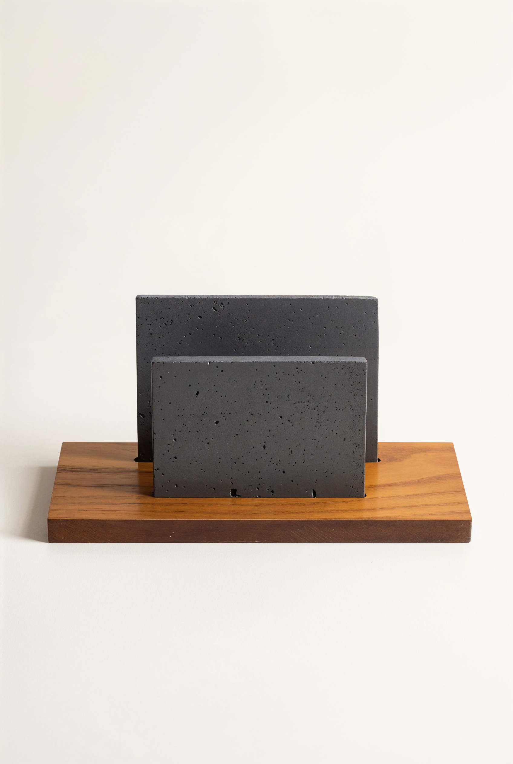 Porte-enveloppes en béton et bois — studio