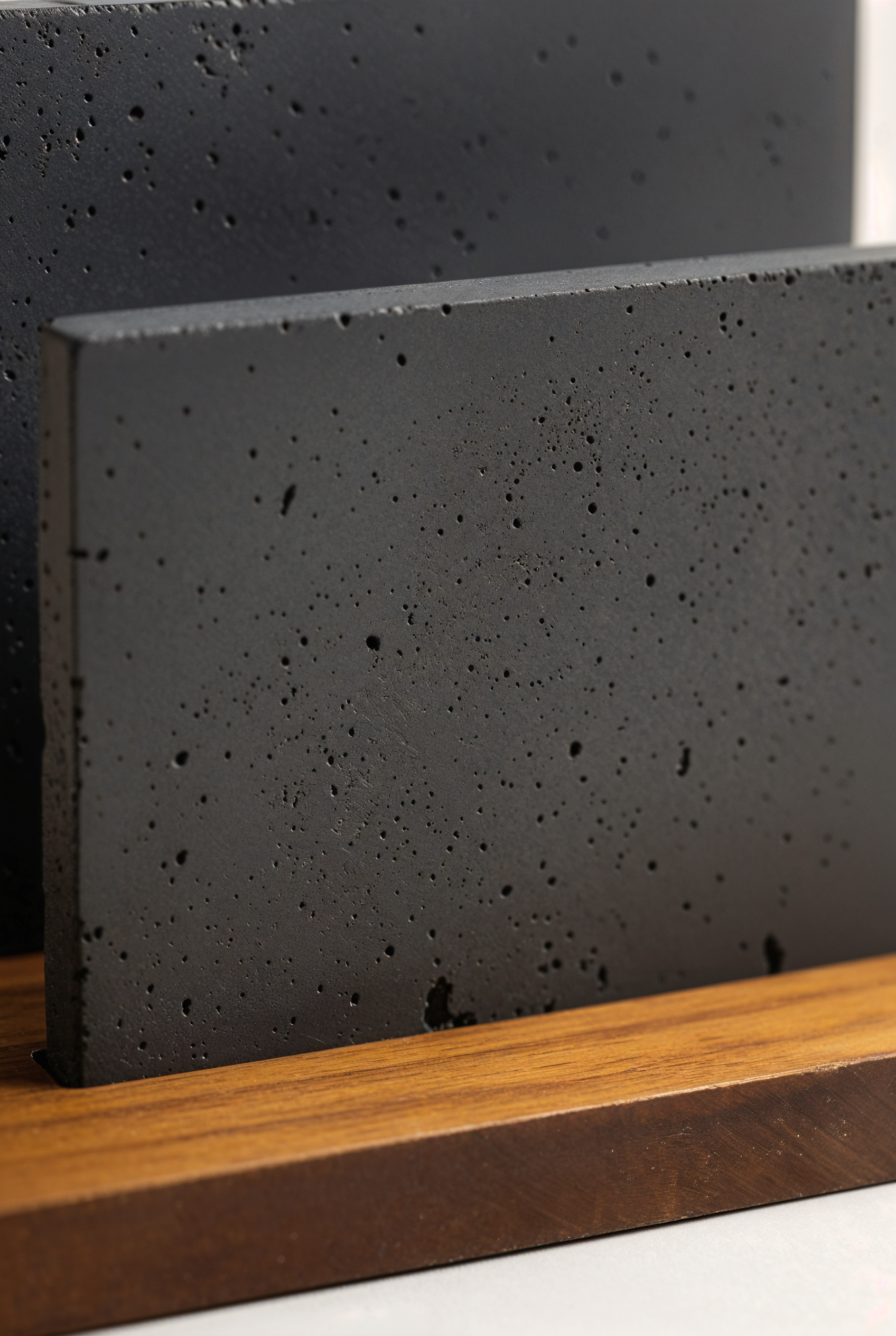 Porte-enveloppes en béton et bois — studio