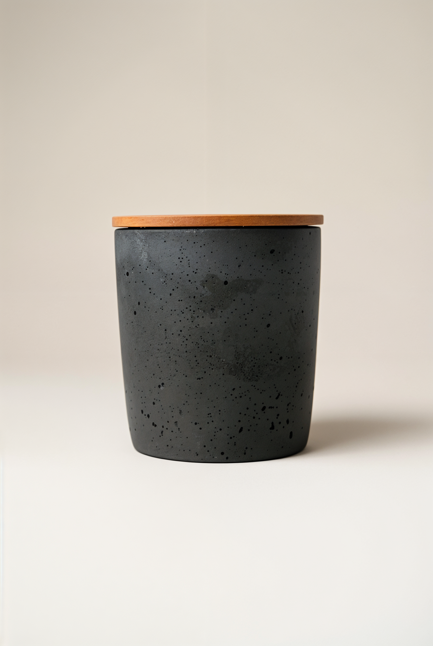 Pot en Béton avec Couvercle en Bois — studio