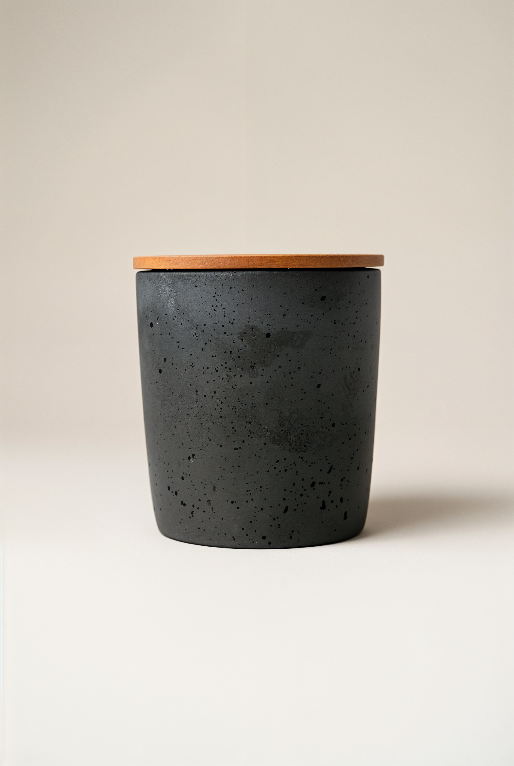 Pot en Béton avec Couvercle en Bois — studio