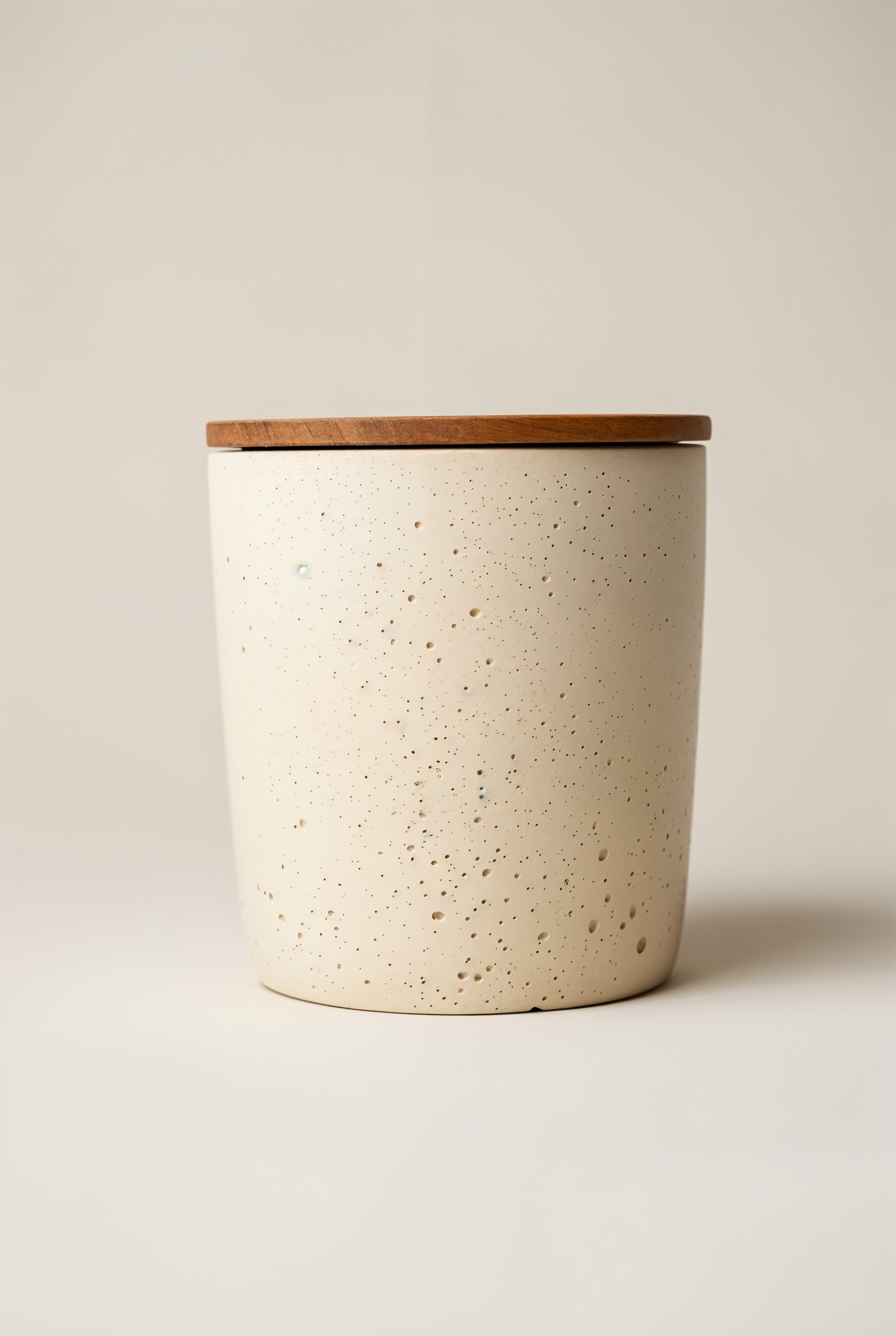 Pot en Béton avec Couvercle en Bois — studio
