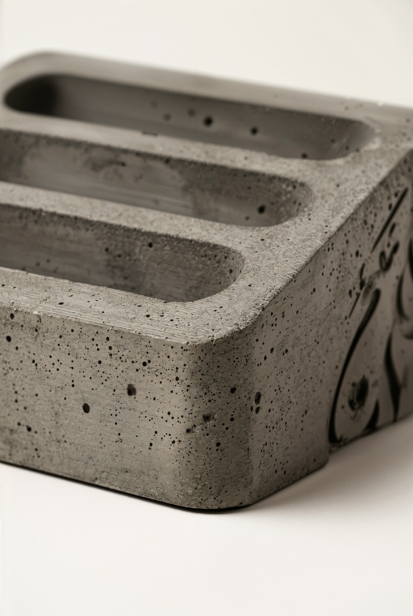 Porte-mémo Huruf en béton minimaliste — studio