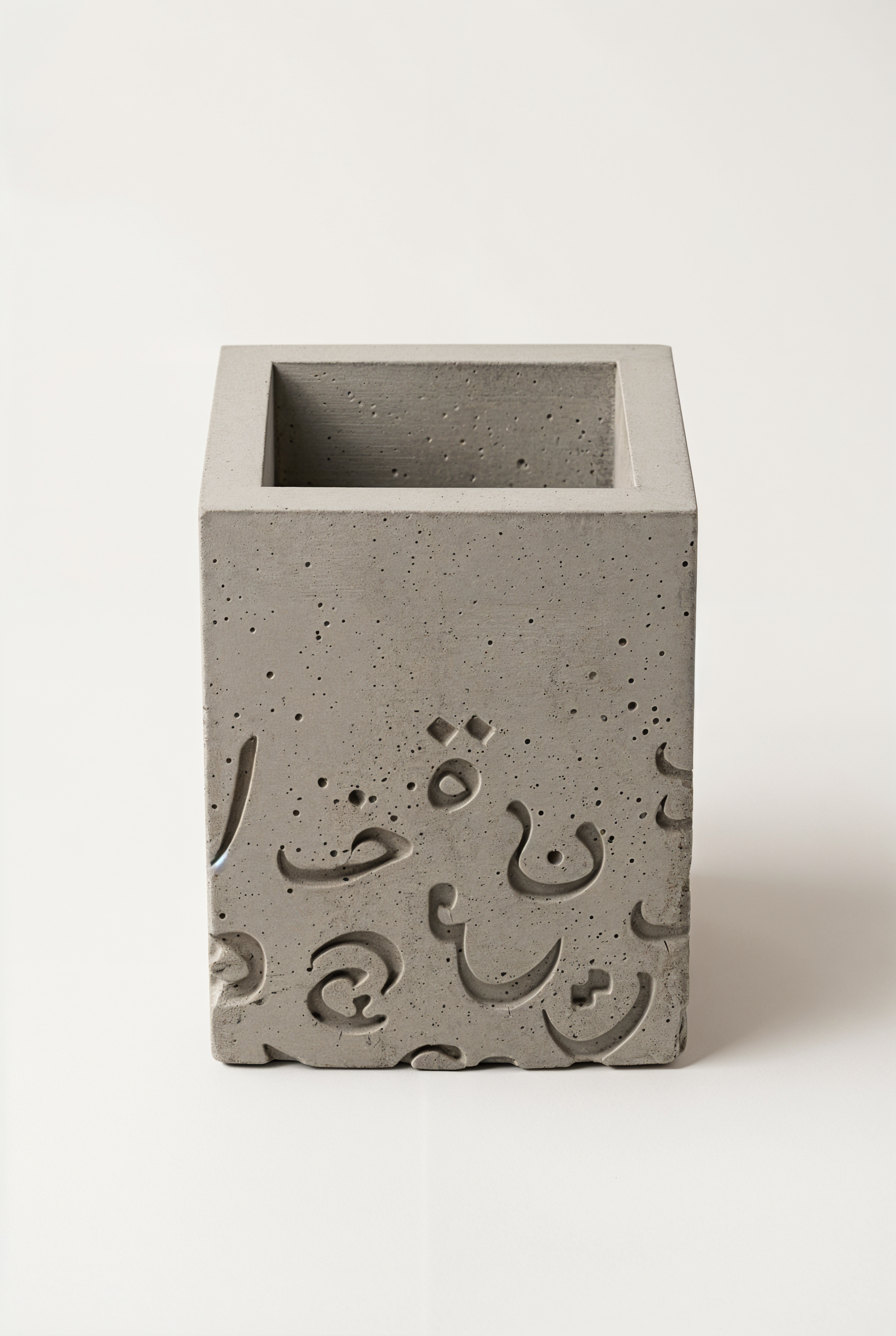 Porte stylos en béton GRFC Huruf — studio