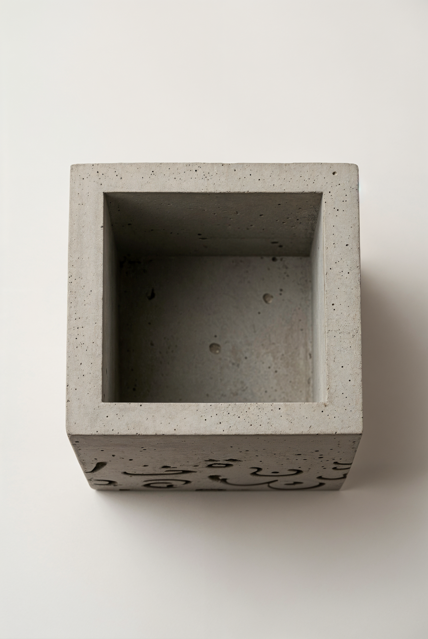 Porte stylos en béton GRFC Huruf — studio