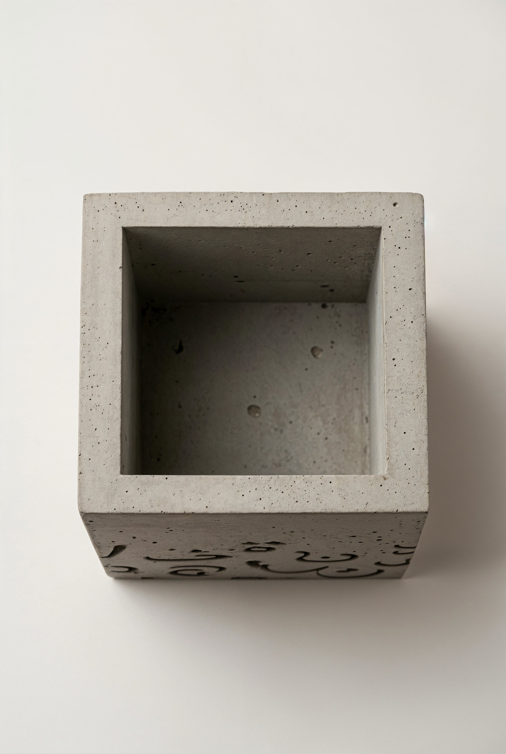 Porte stylos en béton GRFC Huruf — studio