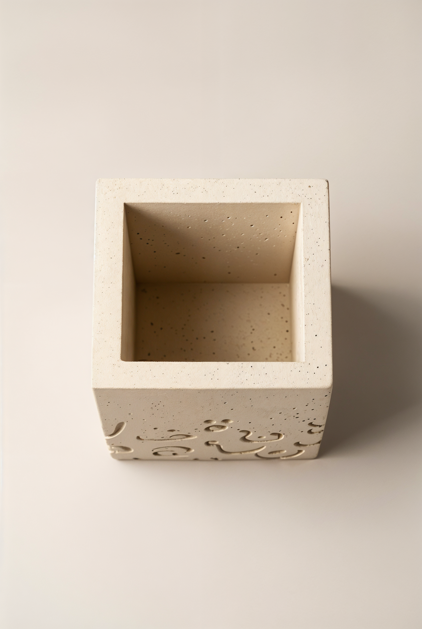 Porte stylos en béton GRFC Huruf — studio