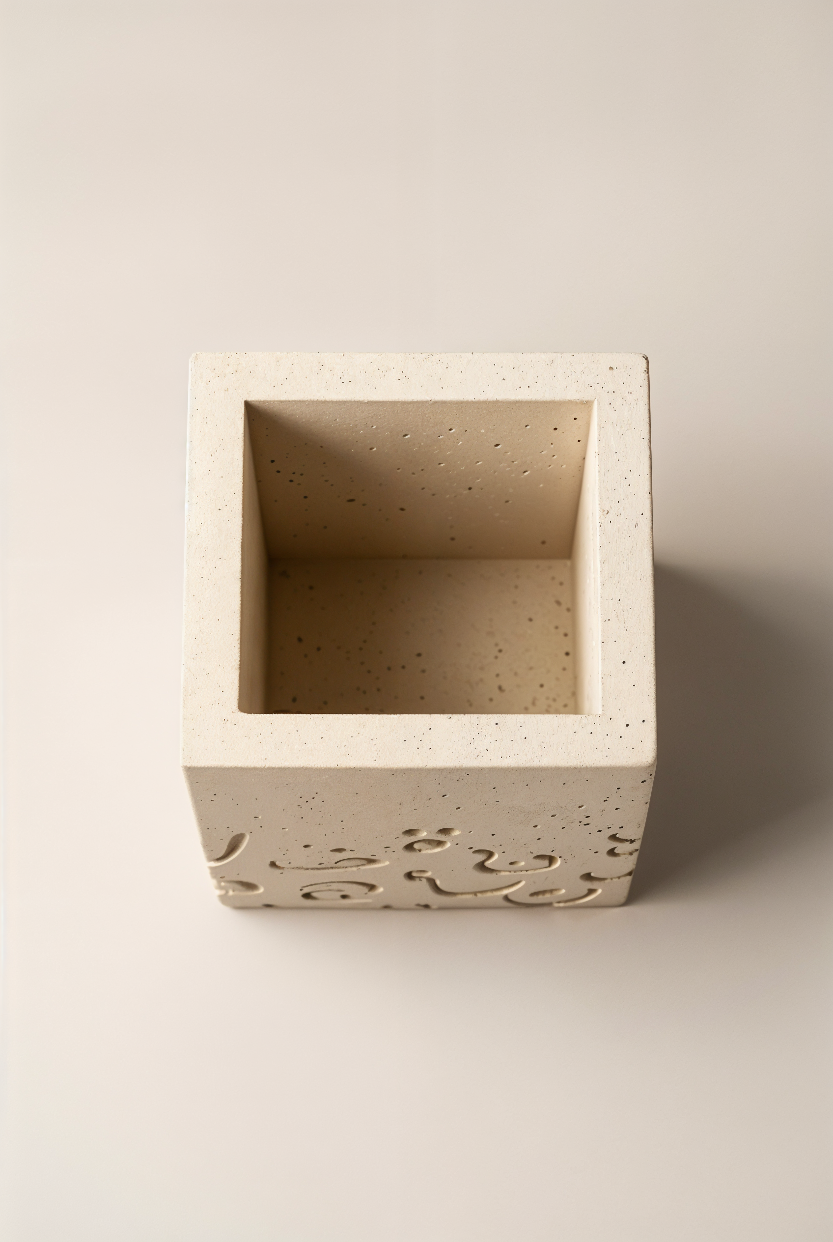 Porte stylos en béton GRFC Huruf — studio