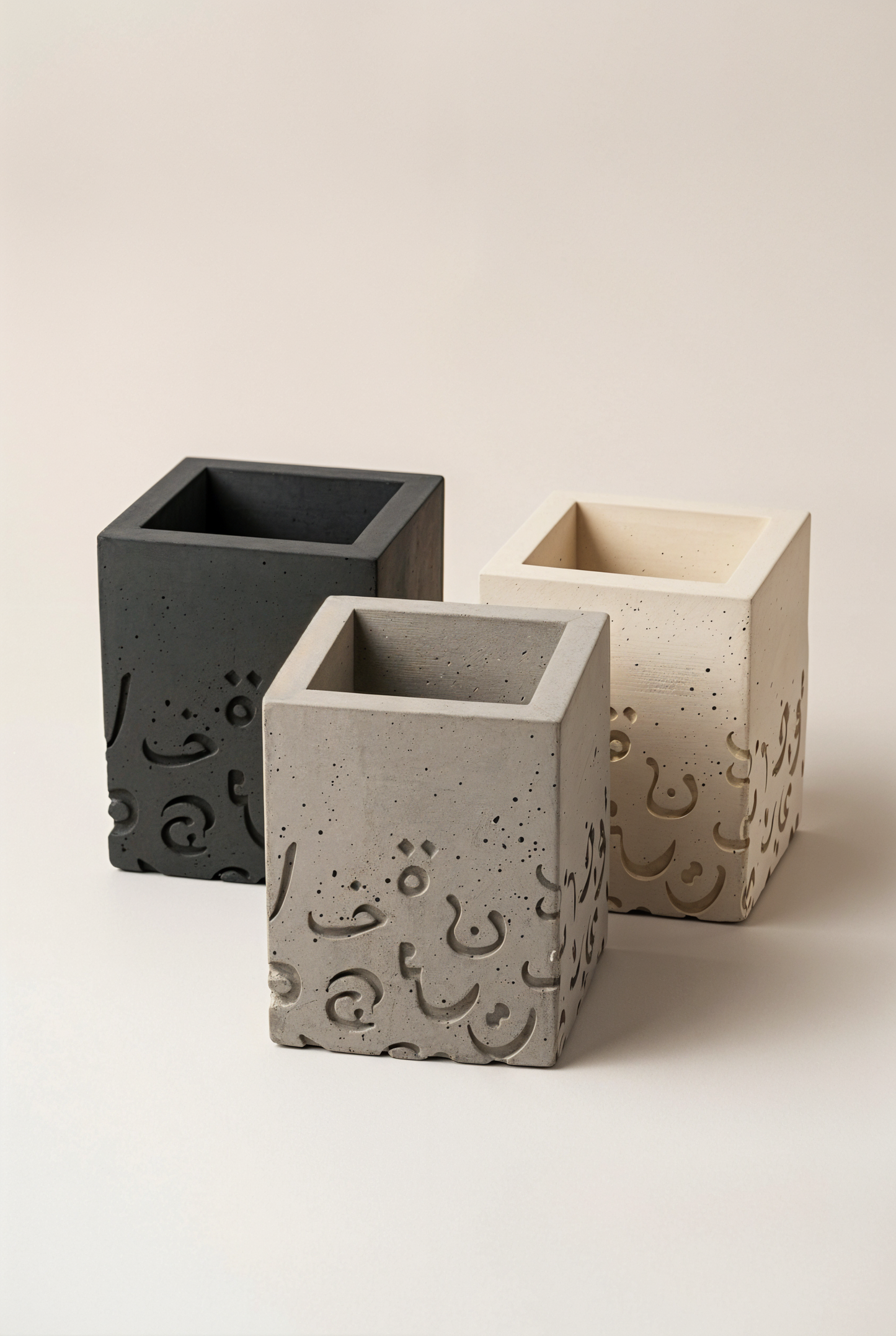 Porte stylos en béton GRFC Huruf — collection
