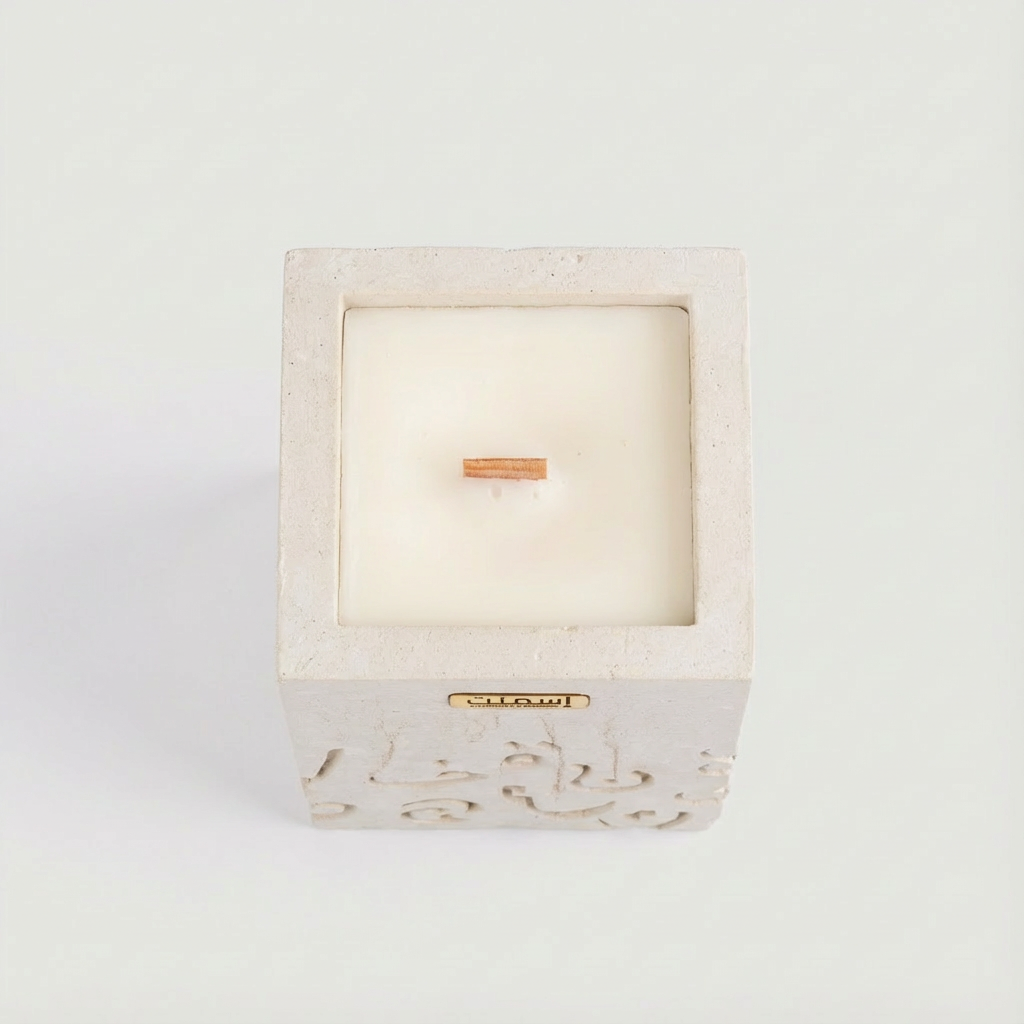 Bougie carrée élégante avec support en béton GFCR texturé, cire blanche et mèche en bois, design moderne et minimaliste pour décoration intérieure. fait-main tunisien