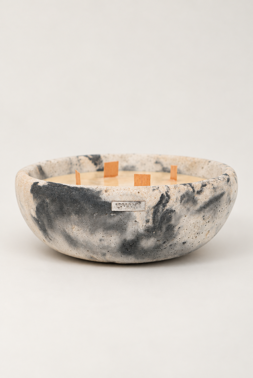 Bougie Bol en béton GFRC — bougie marbrée gris charbon, taille L — fond blanc cassé