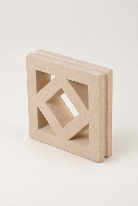 Claustras en béton — Carthagène beige, vue de trois quarts — fond blanc cassé