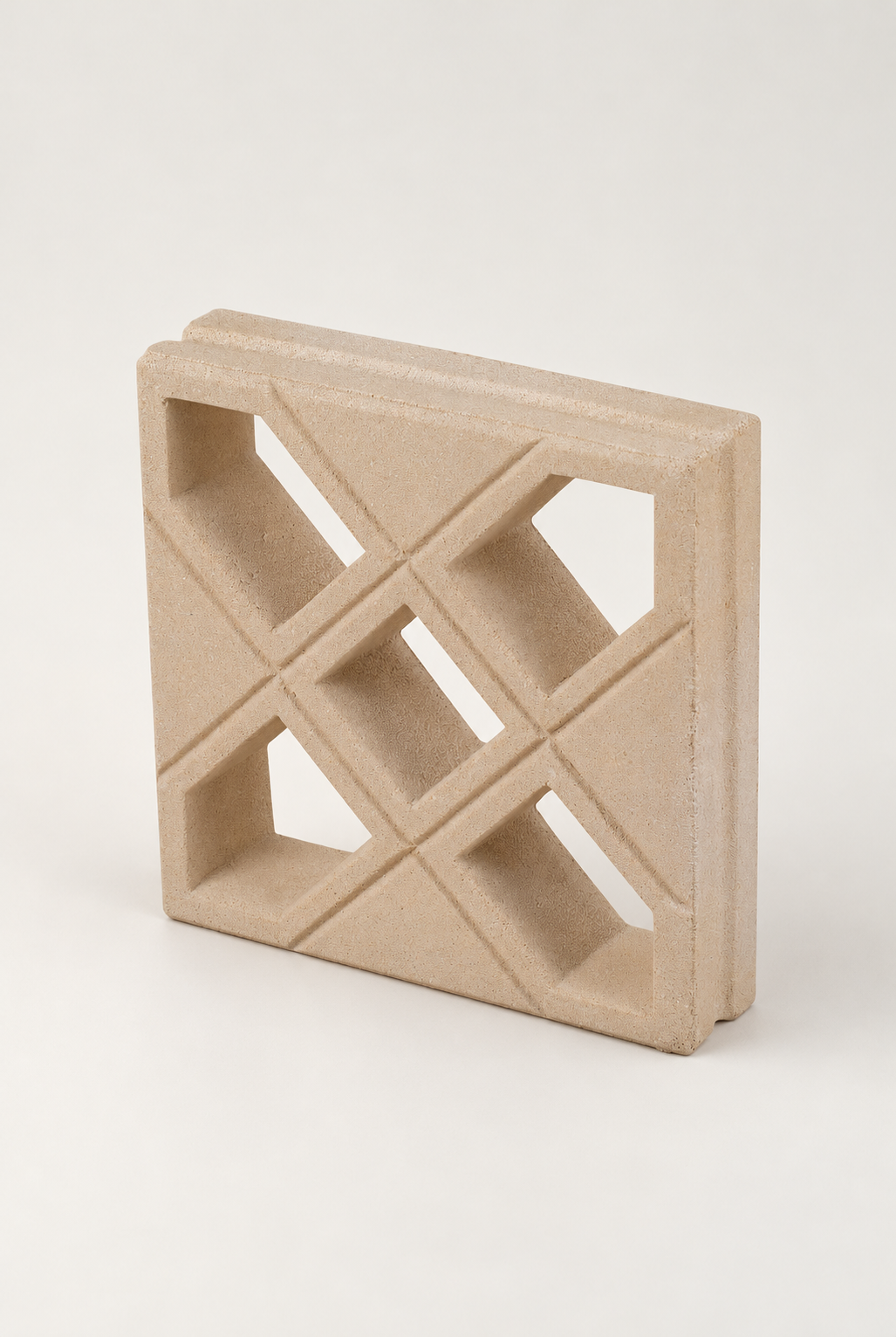 Claustras en béton — Simindja beige, vue de trois quarts — fond blanc cassé