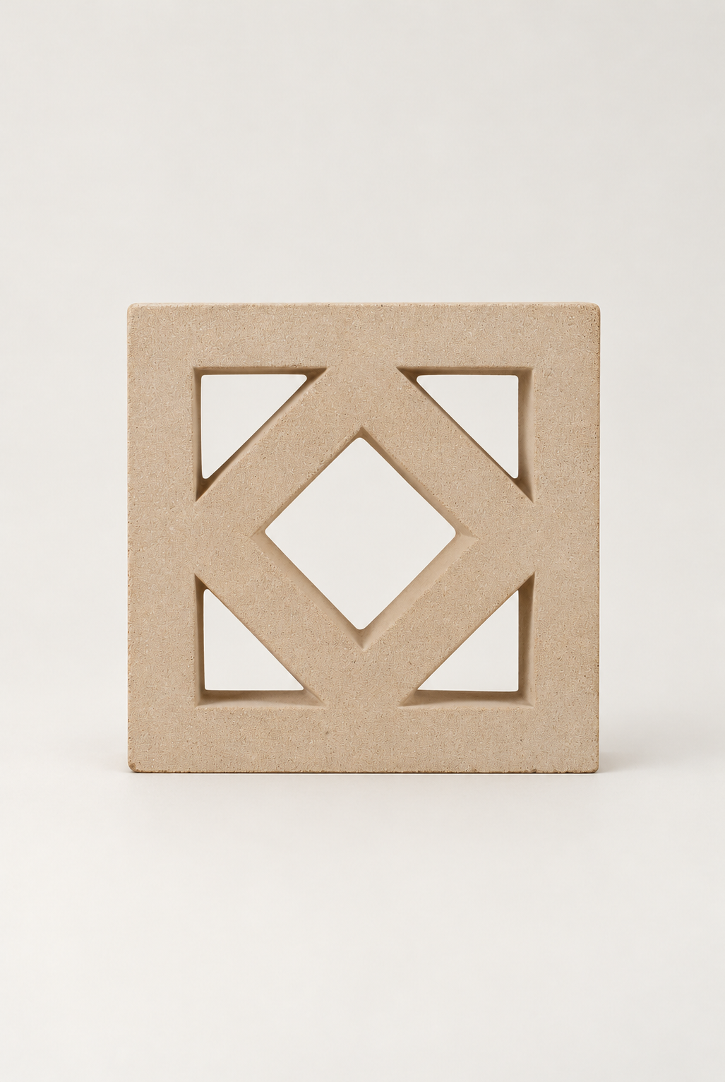 Claustras en béton — Carthagène beige, vue de face — fond blanc cassé