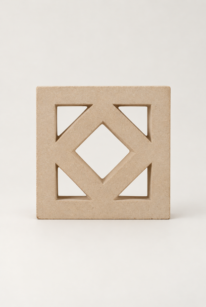 Claustras en béton — Carthagène beige, vue de face — fond blanc cassé