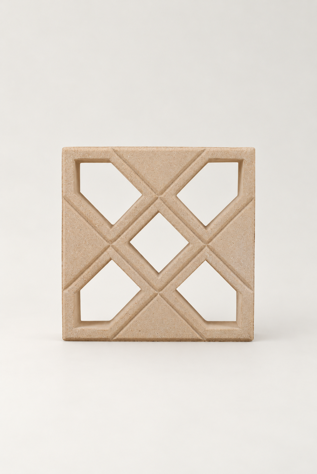 Claustras en béton — Simindja beige, vue de face — fond blanc cassé