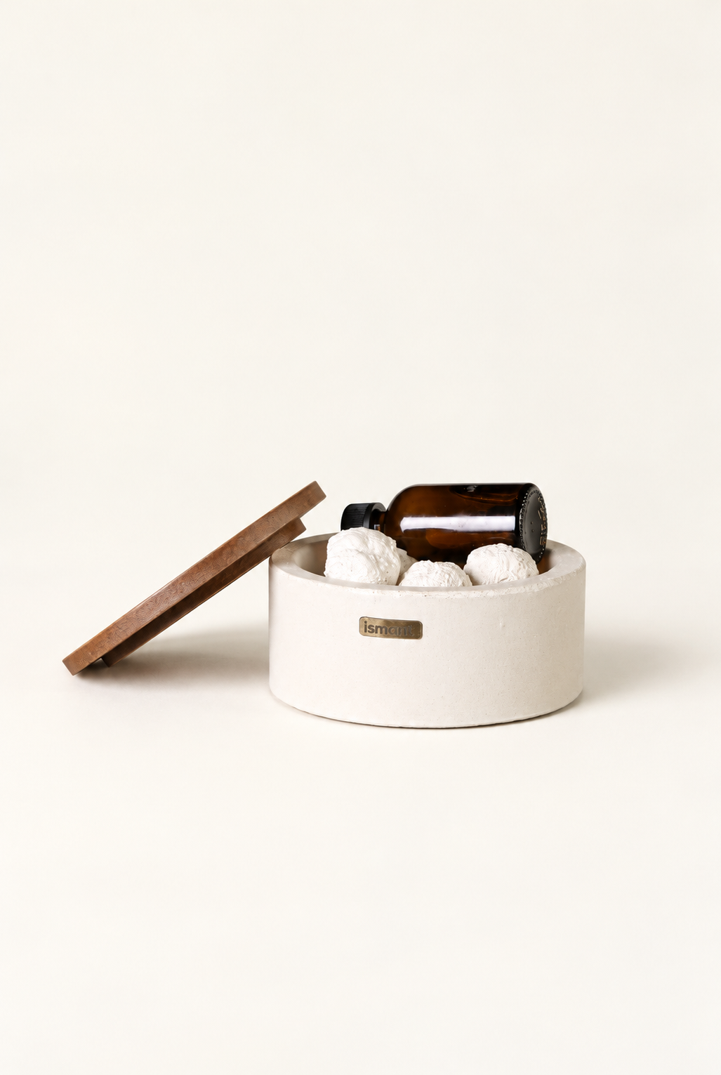 Coffret Subtil Ismant : horloge en bois gravé et diffuseur de parfum en béton