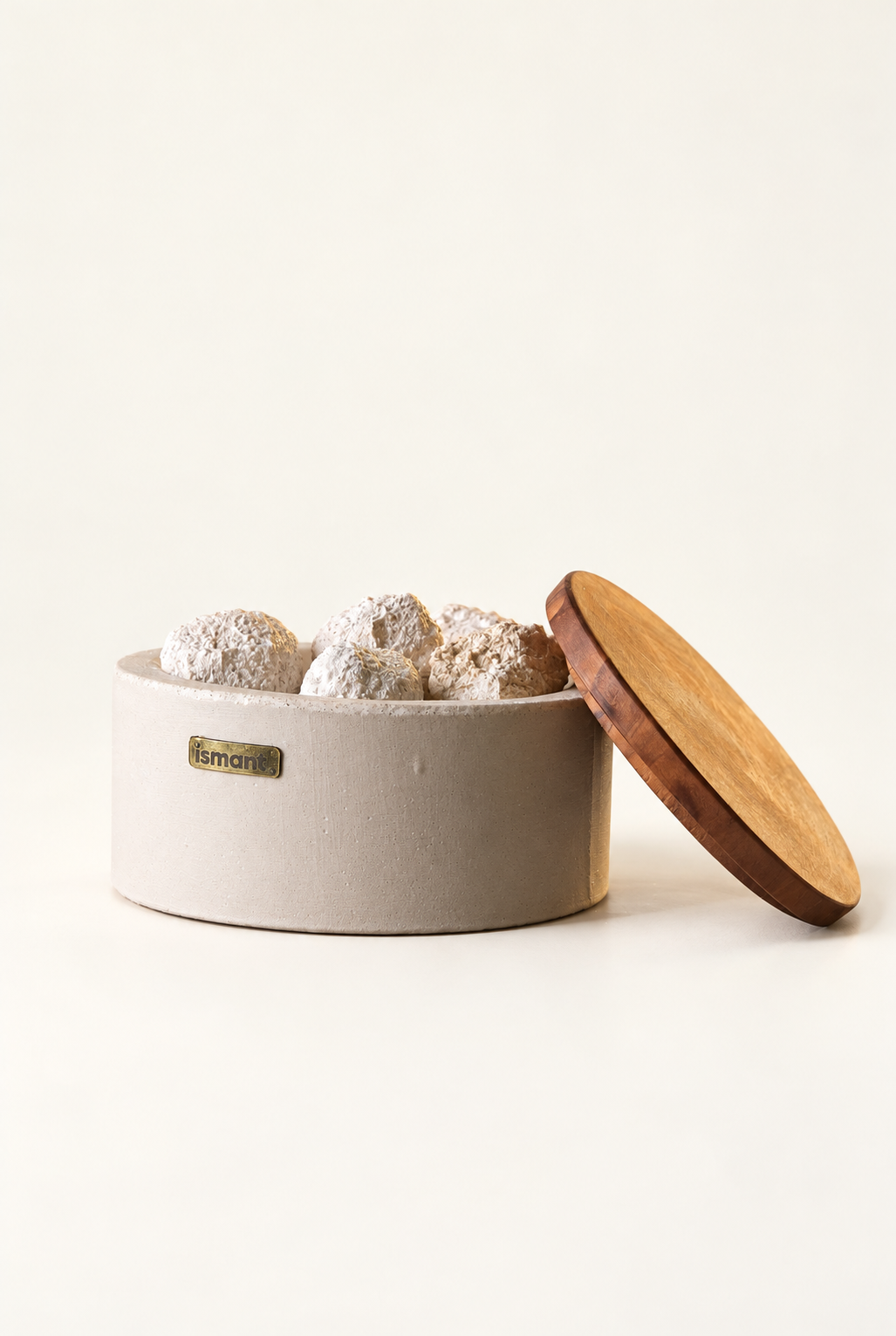 Coffret Subtil Ismant : horloge en bois gravé et diffuseur de parfum en béton