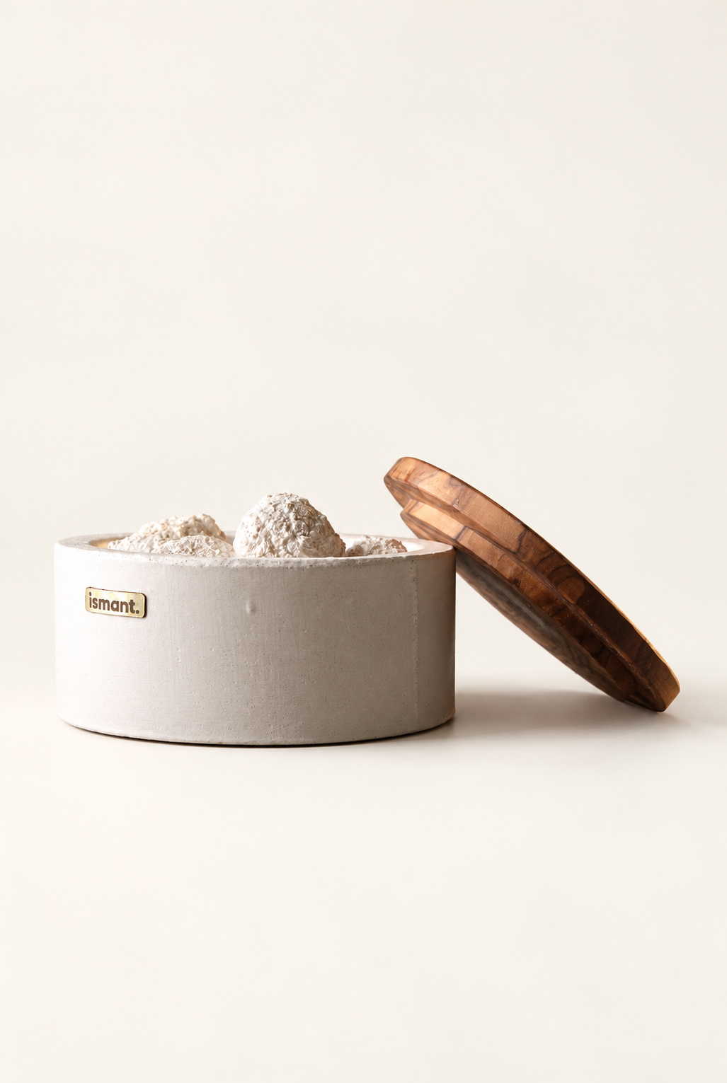 Diffuseur de parfum passif Ismant : boîte ronde en béton, couvercle en bois, pierres de perlite