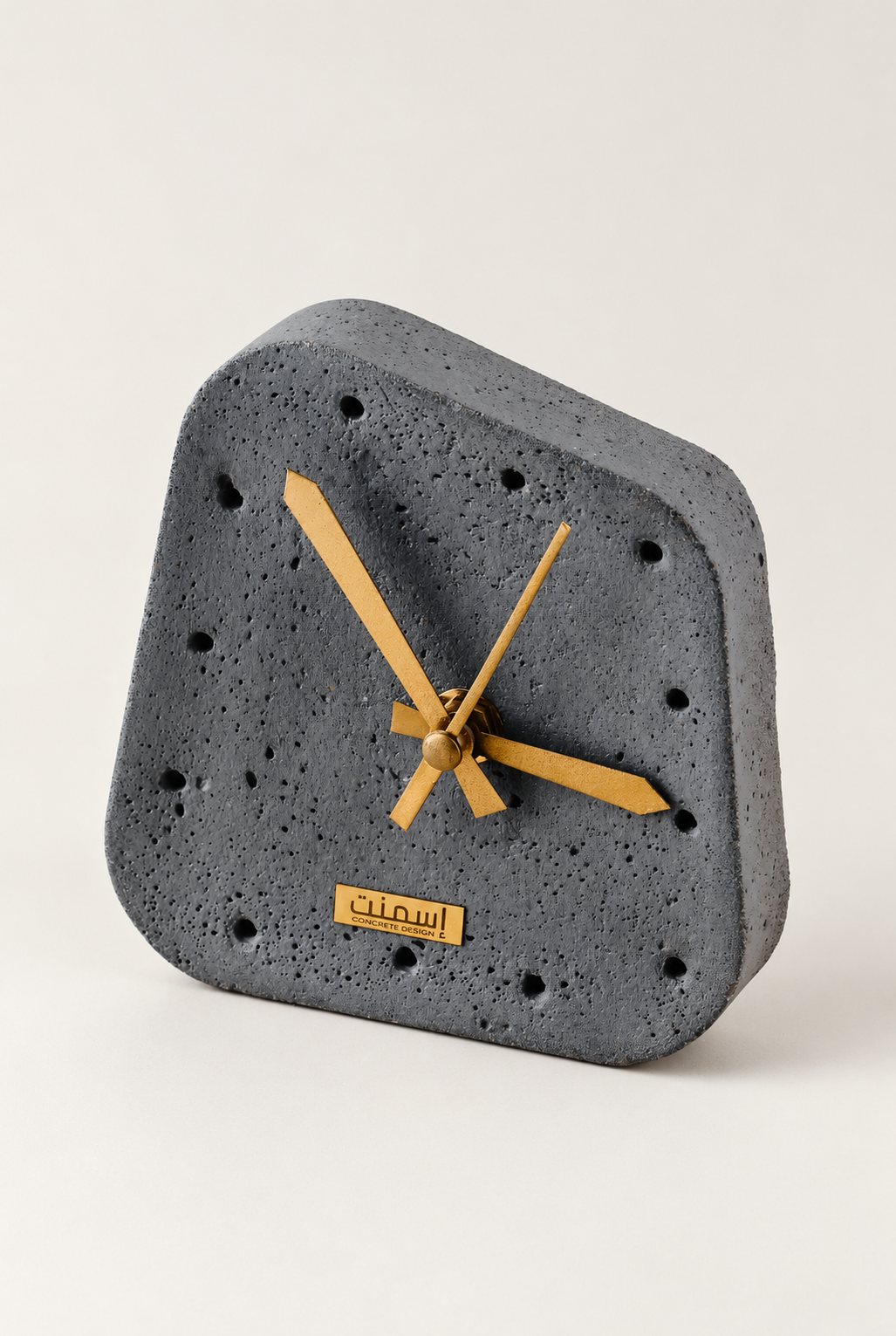 Horloge Ora gris charbon — vue de trois quarts