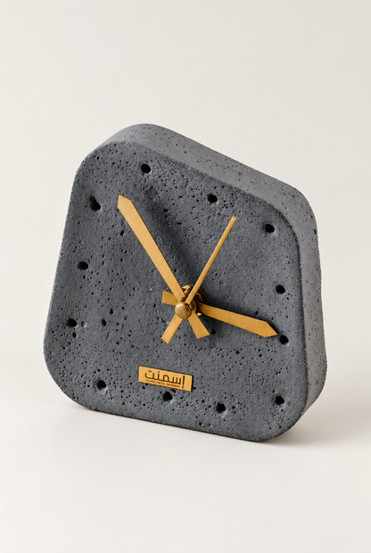 Horloge Ora gris charbon — vue de trois quarts