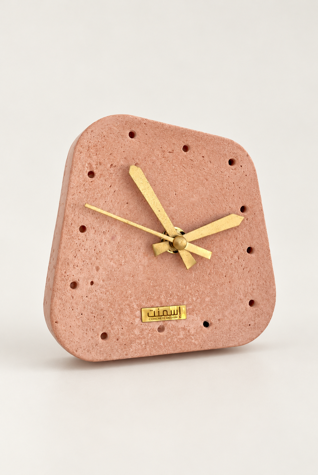 Horloge Ora en béton GFRC Palette de couleurs — horloge rose pourprine — fond blanc cassé