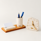 Horloge Ora en béton GFRC Palette de couleurs — horloge et accessoires de bureau blancs — fond blanc cassé