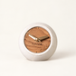 Coffret Zénith Ismant : horloge en bois gravé, pot à crayons et porte-cartes en béton sur plateau en bois