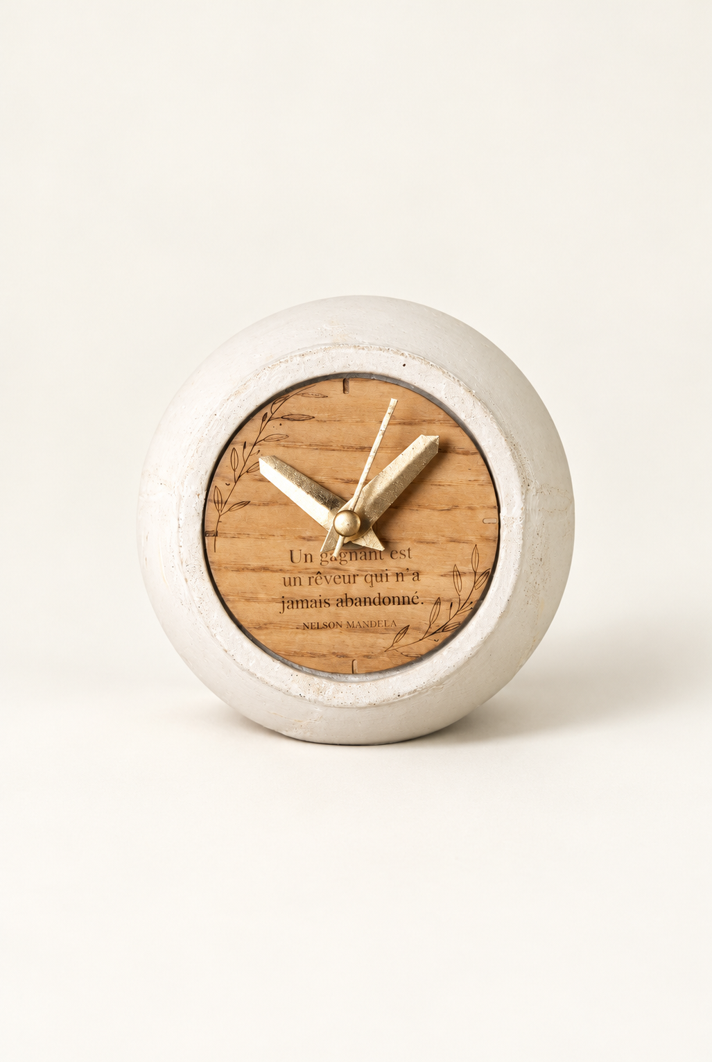 Coffret Subtil Ismant : horloge en bois gravé et diffuseur de parfum en béton