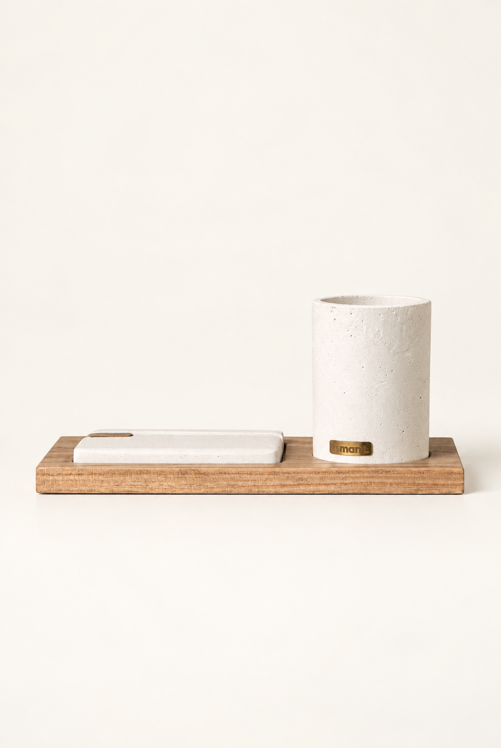 Coffret Zénith Ismant : horloge en bois gravé, pot à crayons et porte-cartes en béton sur plateau en bois