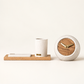 Coffret Zénith Ismant : horloge en bois gravé, pot à crayons et porte-cartes en béton sur plateau en bois
