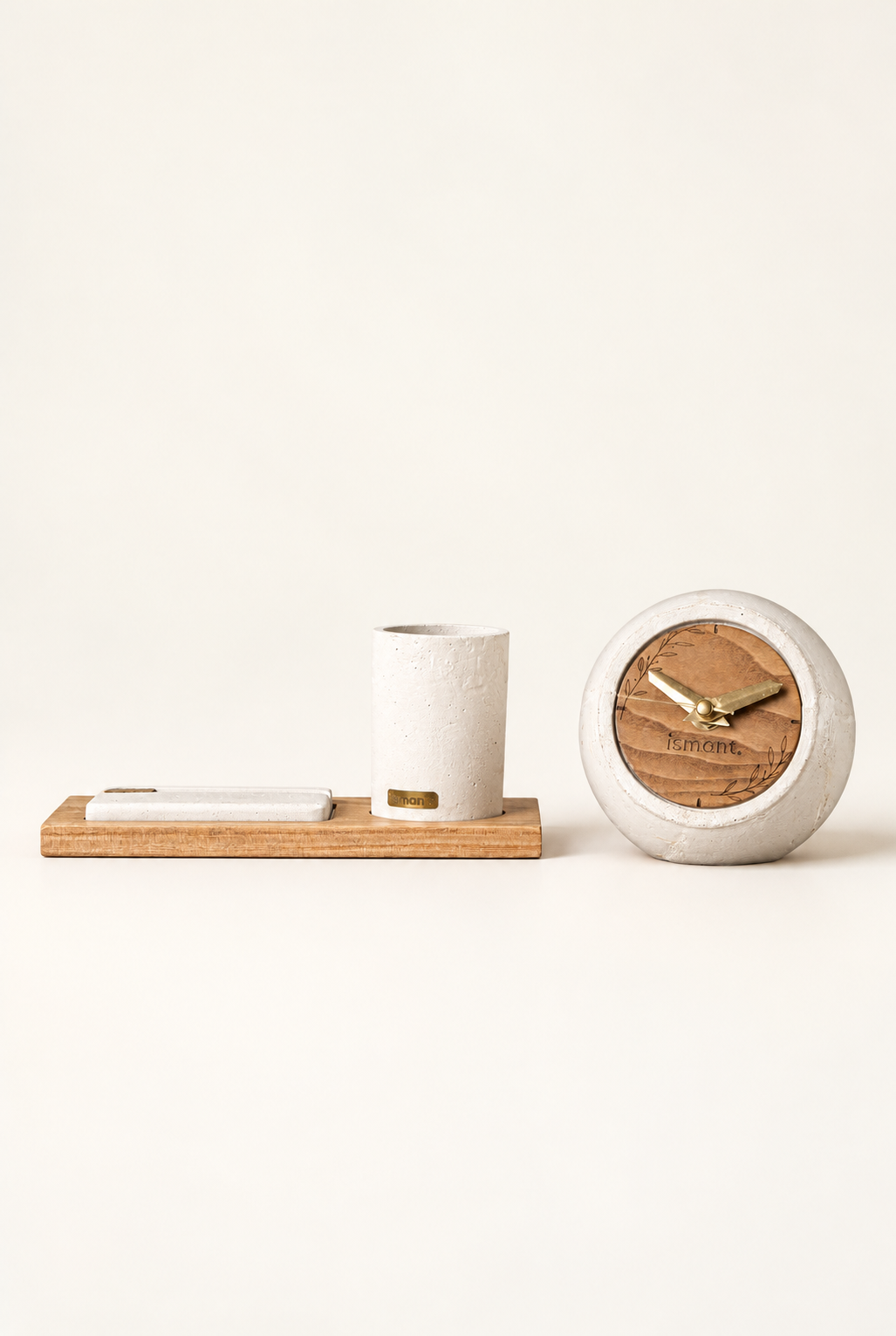 Coffret Zénith Ismant : horloge en bois gravé, pot à crayons et porte-cartes en béton sur plateau en bois