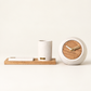Coffret Zénith Ismant : horloge en bois gravé, pot à crayons et porte-cartes en béton sur plateau en bois