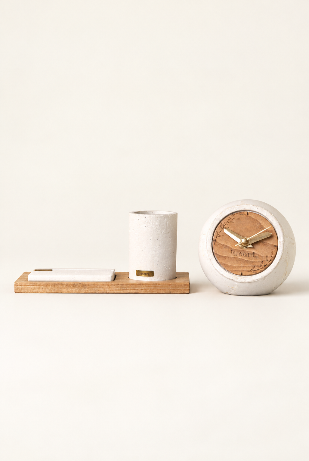 Coffret Zénith Ismant : horloge en bois gravé, pot à crayons et porte-cartes en béton sur plateau en bois