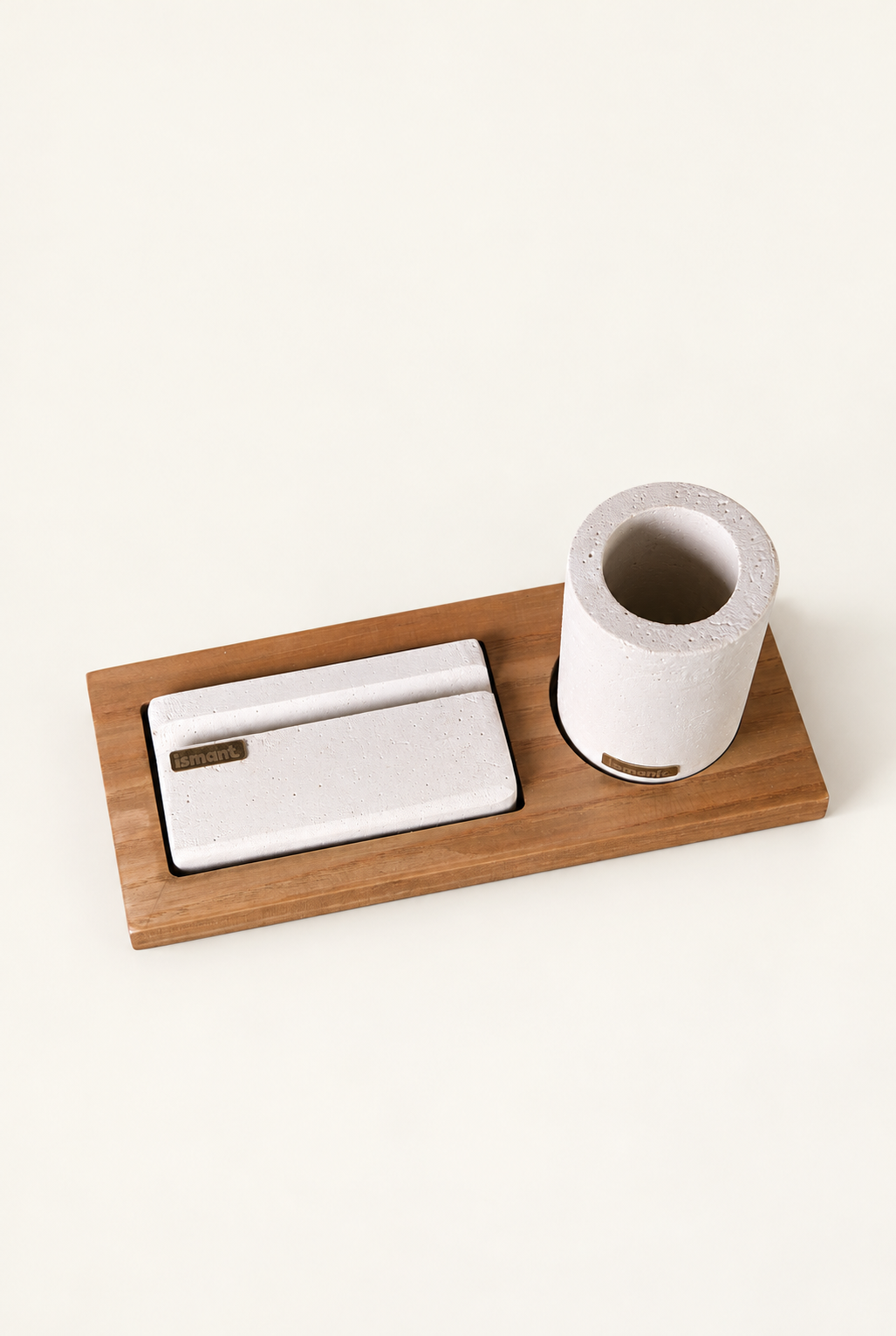 Coffret Zénith Ismant : horloge en bois gravé, pot à crayons et porte-cartes en béton sur plateau en bois